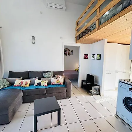 Climatise Avec Terrasse A 350m De La - - Fr-1-63-351 *